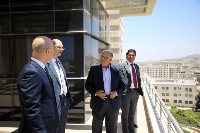 الجامعة العربية الامريكية تستقبل وفداً من بنك فلسطين لتعزيز التعاون المشترك