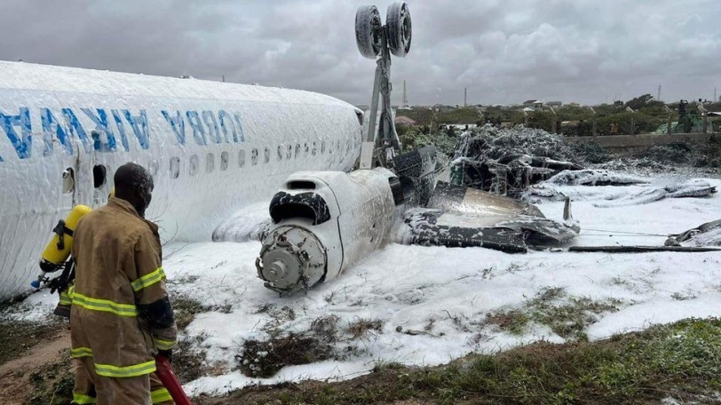 الصومال.. تحطم طائرة ركاب أثناء هبوطها بمطار مقديشو (فيديو)
