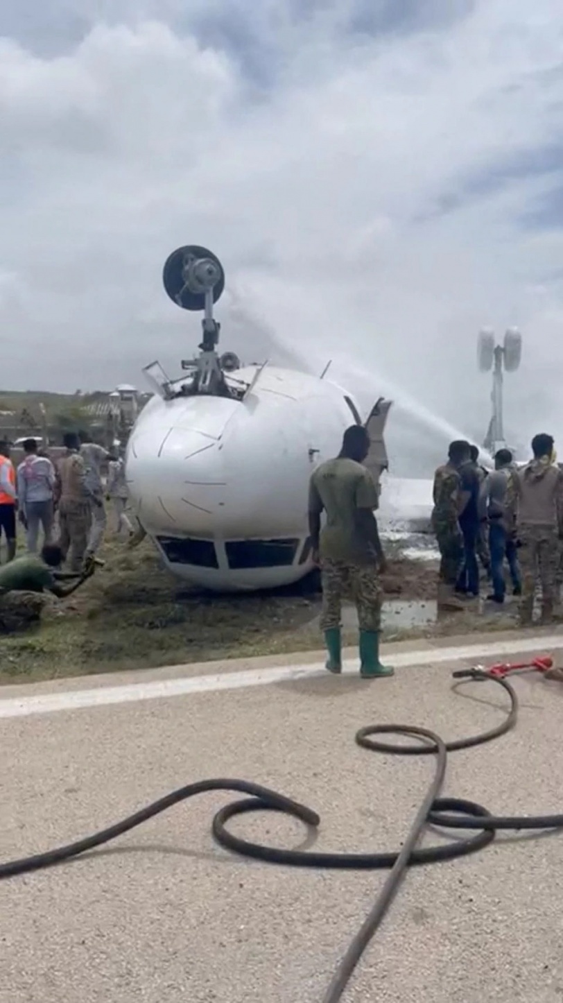 الصومال.. تحطم طائرة ركاب أثناء هبوطها بمطار مقديشو (فيديو)