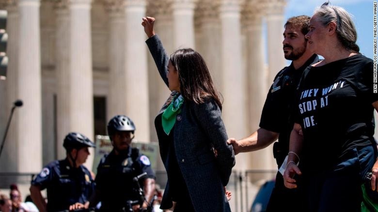 واشنطن.. توقيف 17 عضوا بالكونغرس خلال احتجاجات ضد قانون الإجهاض