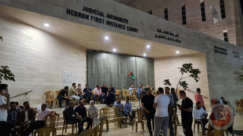عشرات المحامين يبيتون ليلتهم أمام محكمة بداية الخليل (فيديو)
