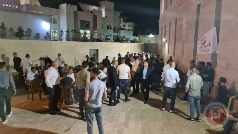 عشرات المحامين يبيتون ليلتهم أمام محكمة بداية الخليل (فيديو)