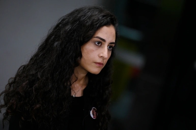 لينا أبو عاقله تقف خارج وزارة الخارجية في واشنطن بعد اجتماعها مع وزير الخارجية الأمريكي أنتوني بلينكن