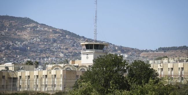 مصلحة السجون: إحباط محاولة تهريب أجهزة اتصال وشرائح لمجدو