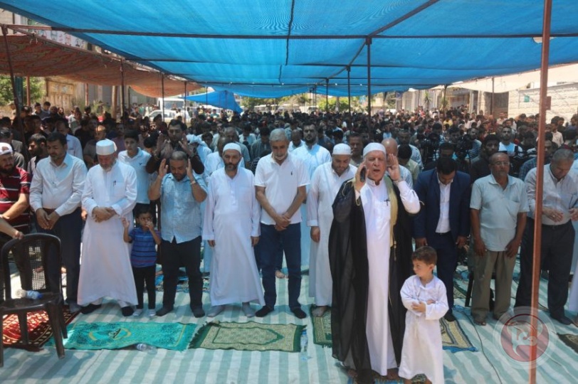 الجهاد تقيم صلاة الجمعة أمام مقر الصليب الأحمر بغزة دعما للأسير خليل عواودة