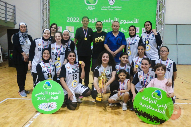 اللجنة الأولمبية تتوج بنات غزة الرياضي بكأس المركز الأول لكرة السلة