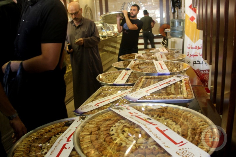 فرحة التوجيهي بغزة: غياب لاطلاق النار وحضور مكثف للحلويات والزغاريد والالعاب النارية