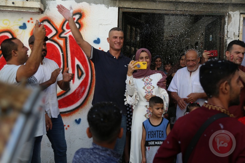 فرحة التوجيهي بغزة: غياب لاطلاق النار وحضور مكثف للحلويات والزغاريد والالعاب النارية