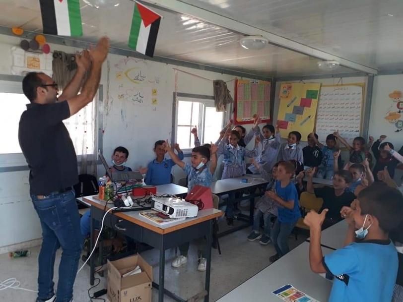 "التربية" تندد بإخطار الاحتلال لمدرسة شعب البطم في يطا  