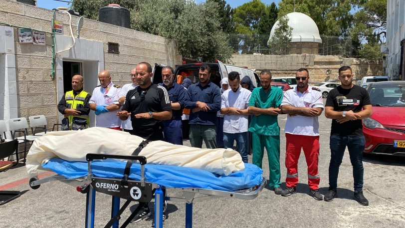 مقدسيون يؤدون صلاة الجنازة على الشهيدة الطفلة ليان