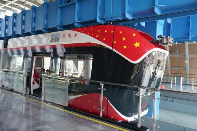 أول قاطرة معلقة بمحرك مغناطيسي تجتاز اختبار المواصلات في الصين