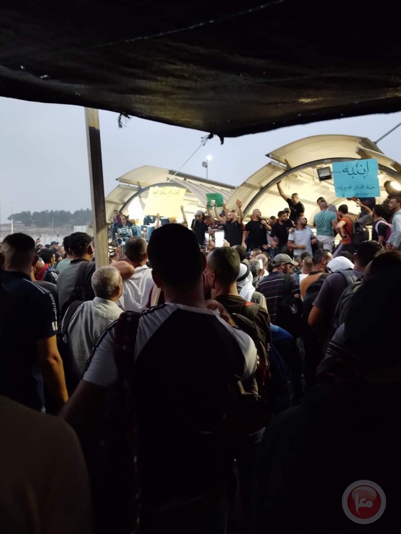 العمال ينظمون احتجاجات على الحواجز رفضا لتحويل رواتبهم على البنوك