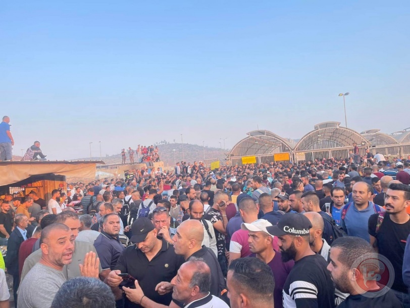 العمال ينظمون احتجاجات على الحواجز رفضا لتحويل رواتبهم على البنوك