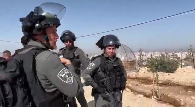 فيديو- الاحتلال يستولي على معدات متنزه عام في الخليل
