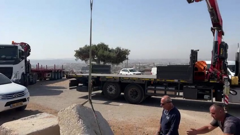 فيديو- الاحتلال يستولي على معدات متنزه عام في الخليل