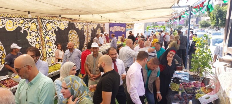 بالصور- افتتاح سوق العنب والمنتجات النسوية في بيت لحم