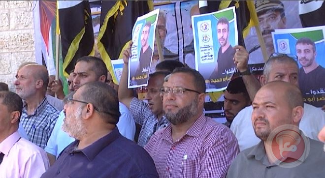 تظاهرة بغزة تضامنا مع الاسير المريض ناصر أبو حميد