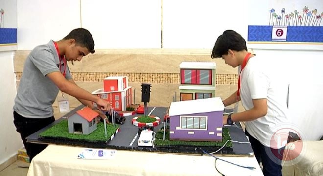 فتيان يبتكران جهازا لتخفيف الازدحام بشوارع غزة
