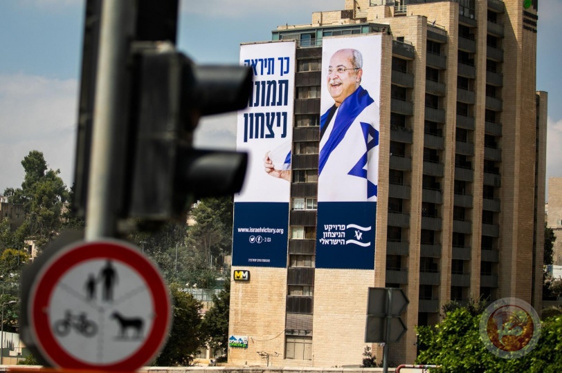 لماذا عُلّقت صور الطيبي وعودة متلحفين بالعلم الإسرائيلي في تل أبيب؟