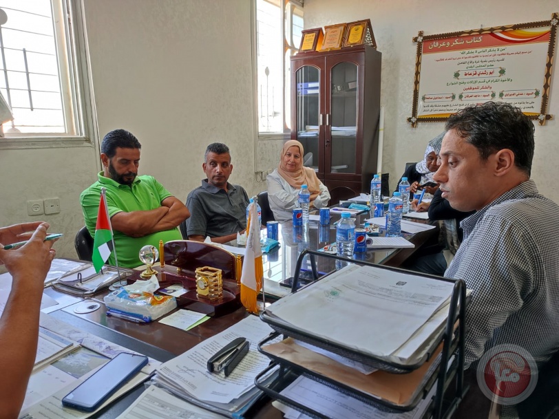 بلدية غزة تناقش مع أهالي منطقة الحدبة في حي الزيتون أهم الاحتياجات