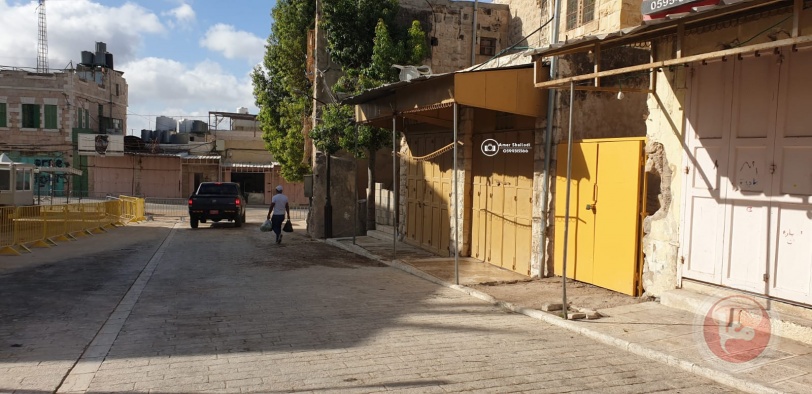مستوطنون يضعون بوابة حديدية على مدخل "حوش الشريف" تمهيدا للاستيلاء عليه في الخليل