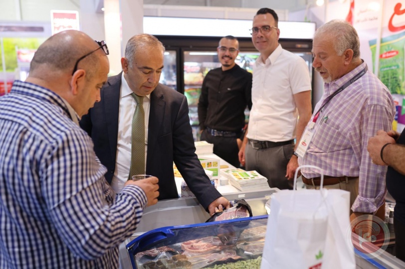 بمشاركة 70 شركة ومصنعا.. وزير الاقتصاد يفتتح معرض الغذاء في الخليل