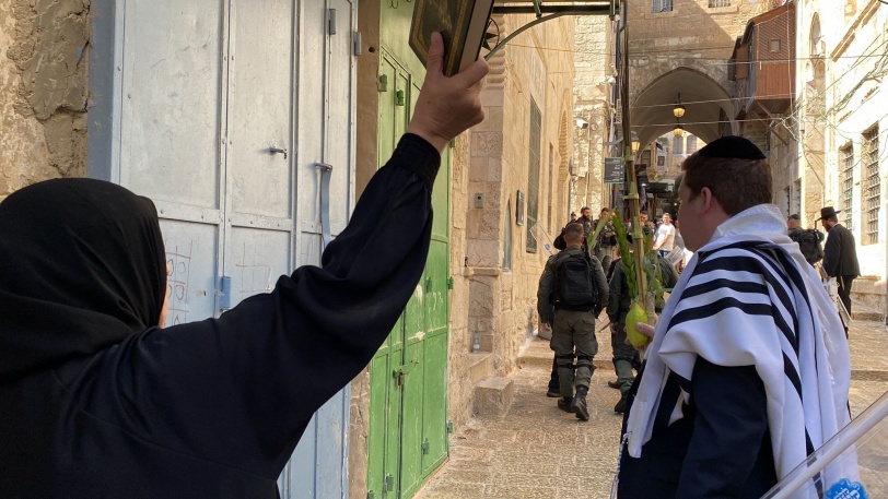 اعتقالات وقيود على المصلين.. 1032 مستوطنا يستبيحون الأقصى 