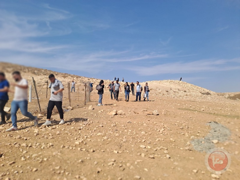 مستوطنون يطعنون متضامنة ويعتدون على أخرى شرق بيت لحم