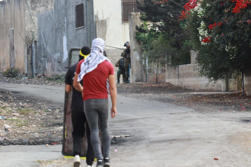 إصابة طفل ومتضامن برصاص الاحتلال خلال قمع مسيرة كفر قدوم