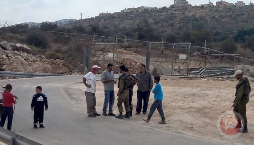 سلفيت- قوات الاحتلال تطرد مزارعين وتحتجزهم خلف جدار الضم والتوسع