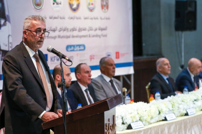 وزير الحكم المحلي يسلم بلديات بقطاع غزة  آليات جديدة للنفايات 