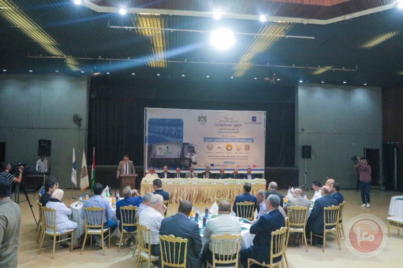 وزير الحكم المحلي يسلم بلديات بقطاع غزة  آليات جديدة للنفايات 