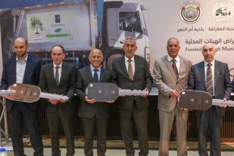 وزير الحكم المحلي يسلم بلديات بقطاع غزة  آليات جديدة للنفايات 