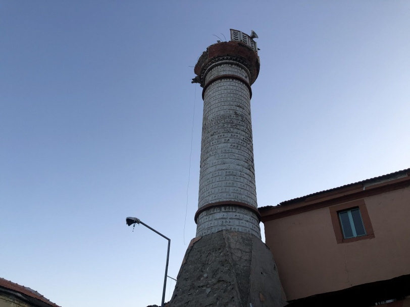 زلزال يضرب مدينة إزمير التركية ويتسبب بإصابات وسقوط مئذنة