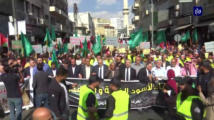 مئات الأردنيين يخرجون بمسيرة وسط عمان تضامنا مع فلسطين
