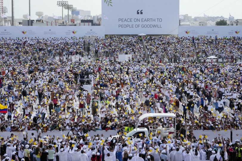  بحضور 28 ألف شخص.. البابا يترأس أول قداس له في البحرين
