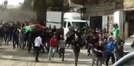 جنود الاحتلال يهاجمون موكبا جنائزيا على مدخل بلدة بيت أمر