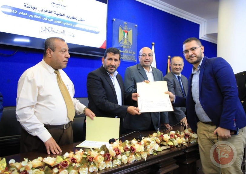 وزارة التعليم في غزة تُكرّم الطلبة الفائزين بجائزة التميز البحثي الطلابي لعام 2022