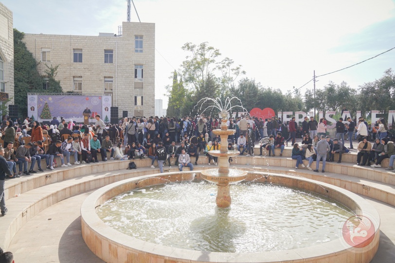جامعة القدس تحتفل بإضاءة شجرة الميلاد تحت اسم "حفل الشهيدة الإعلامية شيرين أبو عاقلة"