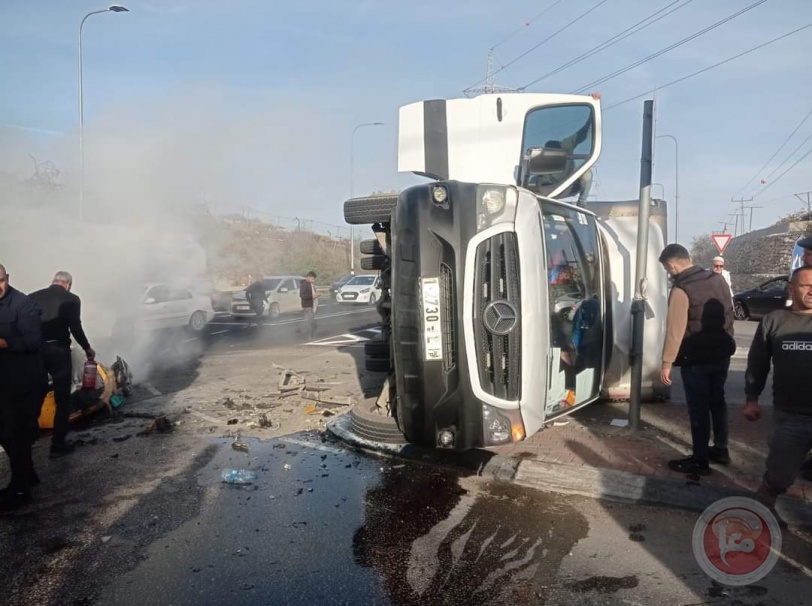 8 اصابات في حادث تصادم بين مركبتين شمال الخليل