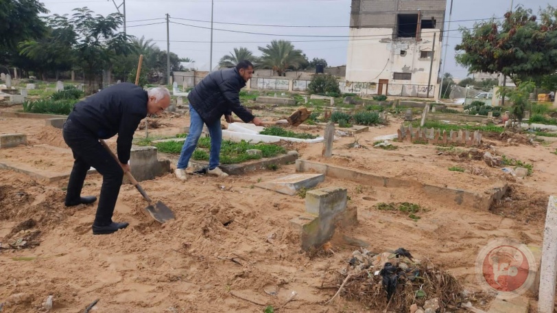 متطوعون يشاركون في تنظيف ما خلفته الآثار الناجمة عن فتح عبارات مياه الأمطار على مقبرة المصدر