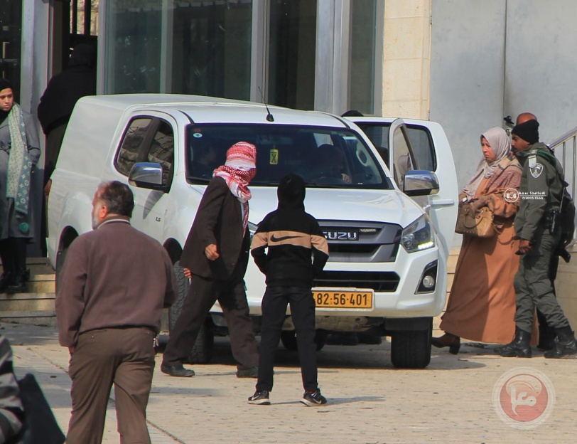 الاحتلال يعتقل طفلة وسيدتين قرب المسجد الابراهيمي في الخليل