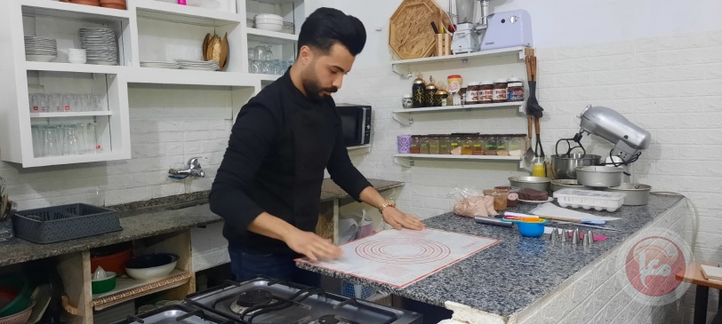 " رزق القصاص" يحول رسوماته بالفن التشكيلي الى حلويات