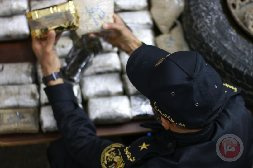 الشرطة البحرية تضبط 130 فرش حشيش وحبوباً مخدرة بخانيونس