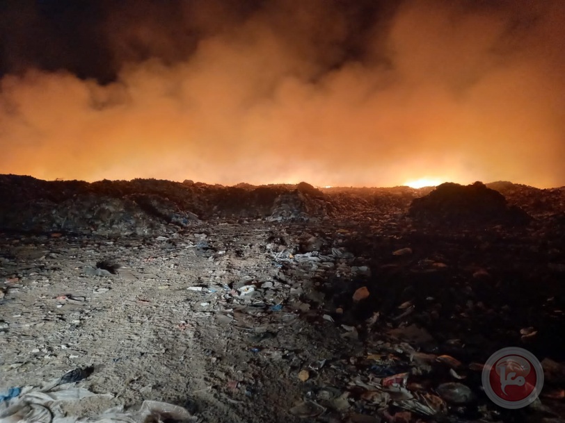اشتعال النيران بمكب النفايات جنوب شرق مدينة غزة