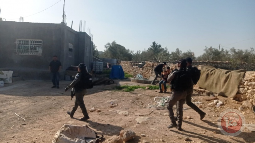 جرافات الاحتلال تهدم منزلا في إذنا غرب الخليل