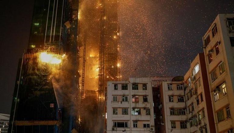 حريق هائل في ناطحة سحاب بهونج كونج (فيديو)