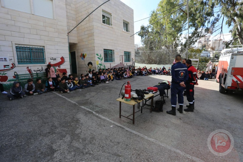 اطفائية بلدية الخليل تقدم محاضرات لطلبة حول السلامة