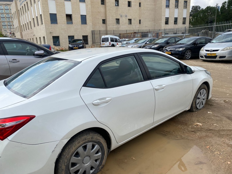 شعارات عنصرية وتخريب اطارات مركبات بحي الشيخ جراح