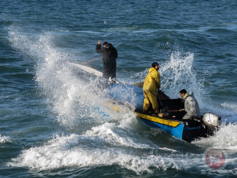 بحرية الاحتلال تحاصر عدد من مراكب الصيادين ببحر شمال غرب غزة